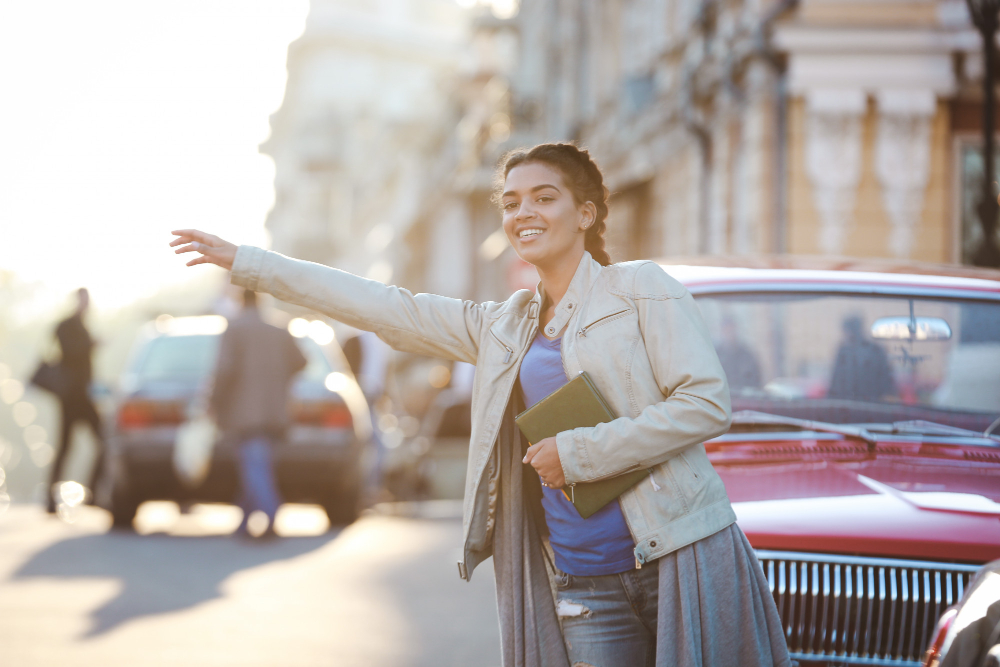 Femme appelant un taxi