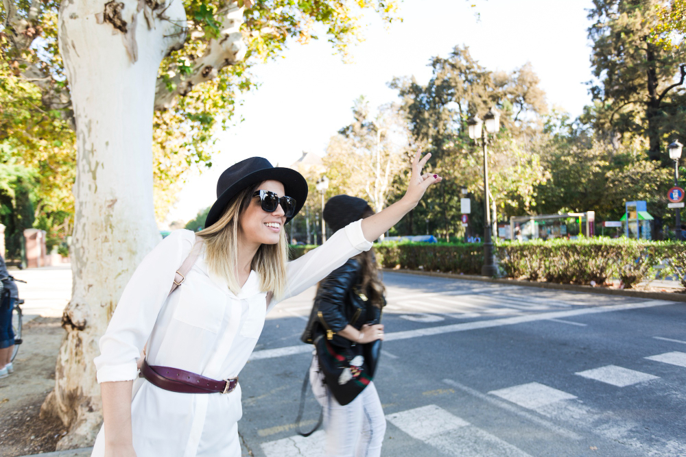 Femmes appelant un taxi